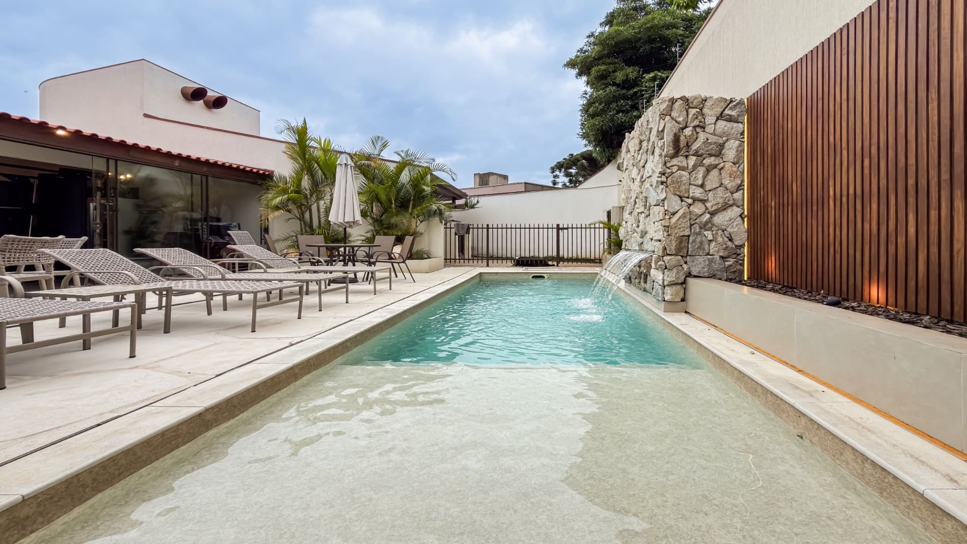 EXCELENTE CASA COM PISCINA, SPA, NO AHÚ (2 / 30)
