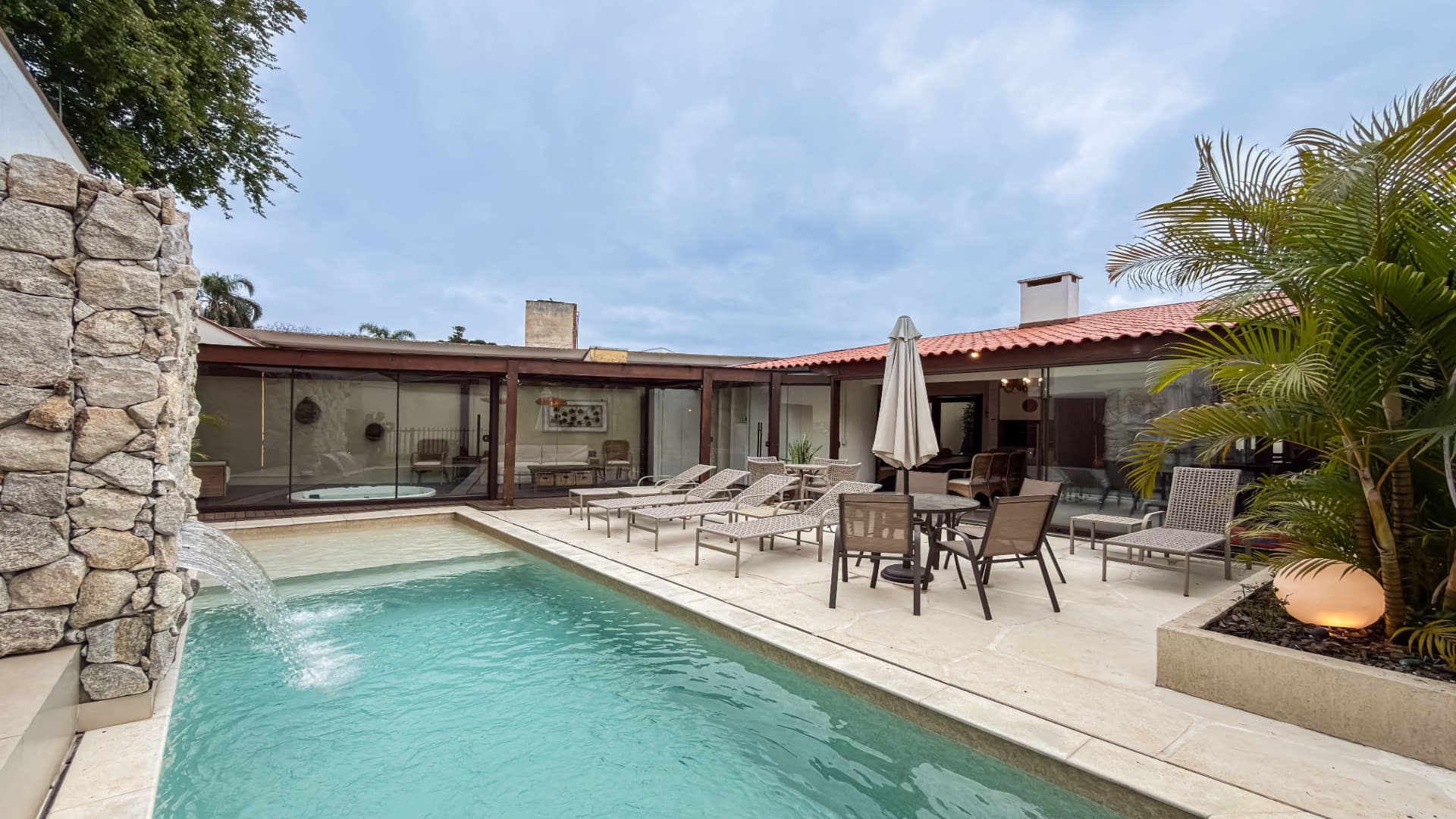 EXCELENTE CASA COM PISCINA, SPA, NO AHÚ (1 / 30)