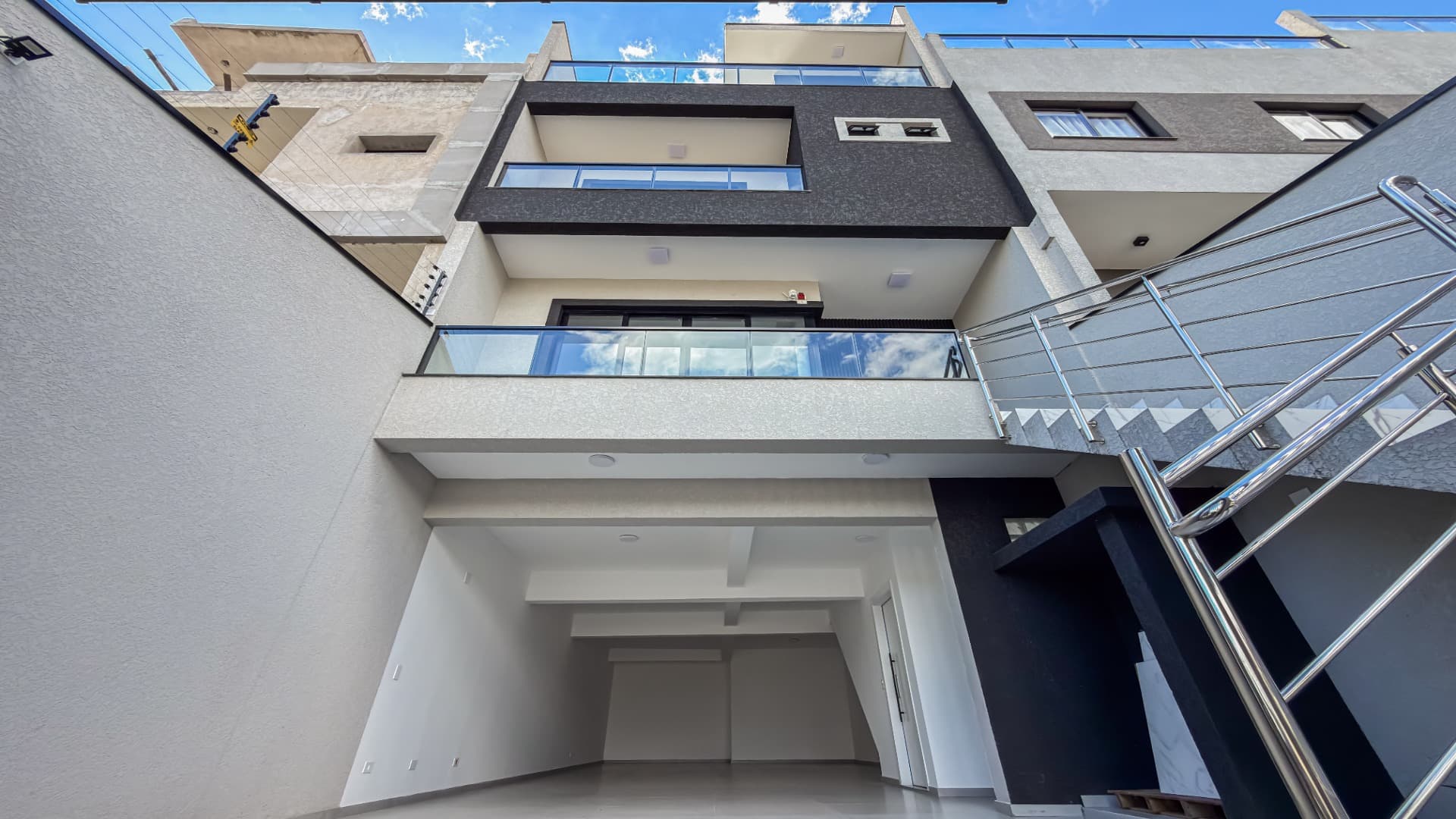 SOBRADO COM 3 QUARTOS E VISTA DEFINITIVA PARA SERRA DO MAR (3 / 39)